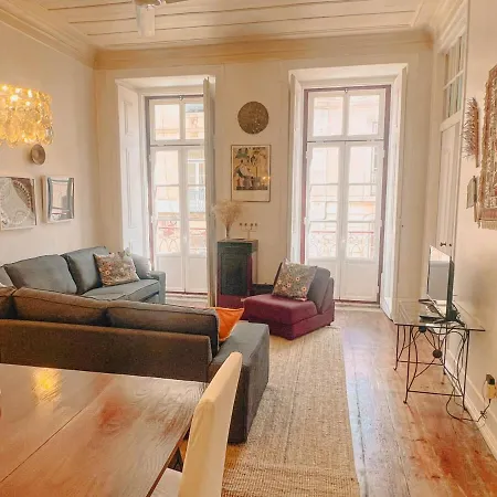 Charming 5 Bedroom In Traditional Apartment