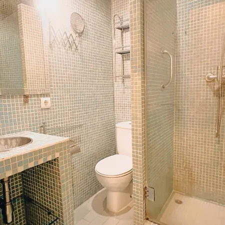 Charming 5 Bedroom In Traditional Apartament Lizbona